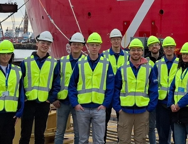 Studenten bezoeken Seven Ocean schip